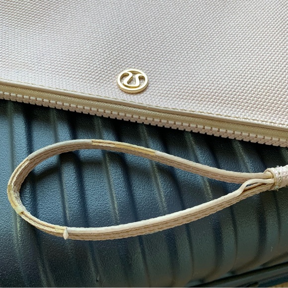 Lululemon Light Pink Clutch Wristlet Pouch Gold Logo Polyvinyl Zipper Pull - Picture 10 of 15